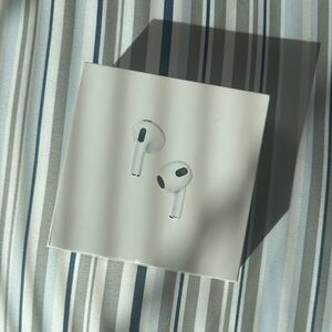 Apple AirPods in Classic White